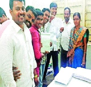 Kottala at home and work at Talathi home! | तलाठी घरी अन् कामकाज पाहतोय कोतवाल!