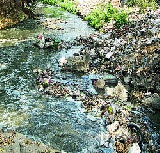 Cracked waste | नाल्यात साठला कचरा