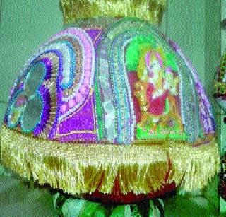 Demand for colorful fall for Navratri | नवरात्रासाठी रंगीबेरंगी घटांना मागणी