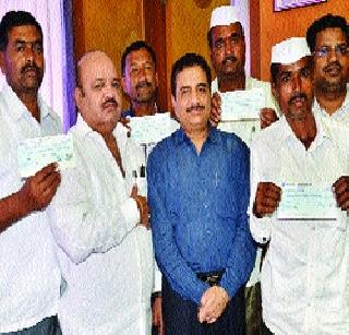 The market committee judges farmers | बाजार समितीचा शेतकऱ्यांना न्याय