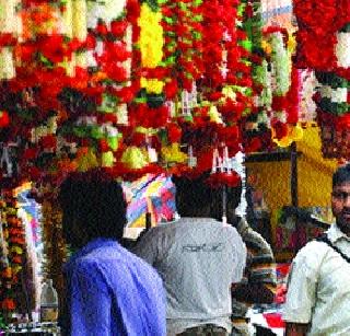 Marketplaces in the city, the temples were decorated | शहरातील बाजारपेठा, मंदिरे सजली