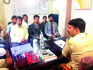 Interaction with the students conducted by the police | पोलिसांनी साधला विद्यार्थ्यांशी संवाद