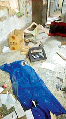 Tortoise in Ashtavahan's power station | आष्टगावच्या विद्युत कार्यालयात तोडफोड