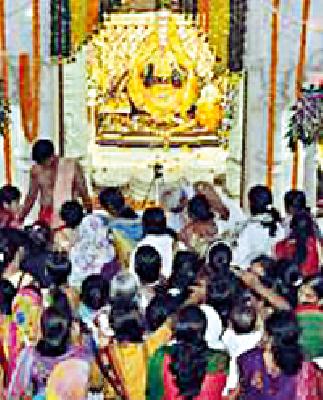 Navratrotsav started Amba-Ekvira temple in Godavari of devotees | नवरात्रौेत्सव प्रारंभ अंबा-एकवीरा देवी मंदिरांत भक्तांचा जनसागर Navratrotsav started Amba-Ekvira temple in Godavari of devotees | नवरात्रौेत्सव प्रारंभ अंबा-एकवीरा देवी मंदिरांत भक्तांचा जनसागर