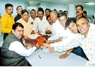Appeal to Chief Minister of Nabhic society | नाभिक समाजाचे मुख्यमंत्र्यांना निवेदन