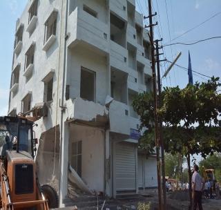 Illegal construction was demolished! | अवैध बांधकाम पाडले! Illegal construction was demolished! | अवैध बांधकाम पाडले!