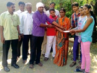 Help those 'farming family' of smallpox due to food poisoning | खाऊच्या पैशातून चिमुकल्यांची ‘त्या’ शेतकरी कुटुंबाला मदत