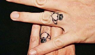 Tattoo ring on the finger | बोटावर टॅटू अंगठी Tattoo ring on the finger | बोटावर टॅटू अंगठी