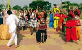 Turn around | गरब्याचा फेर... Turn around | गरब्याचा फेर...