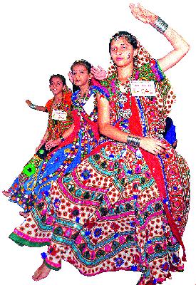 Navaratri festival painted in the city; Dandiyaa Dhoom | शहरात नवरात्रोत्सवाला रंगत; दांडियाची धूम