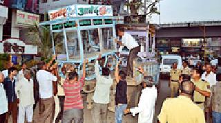 The city library, encroachment at Jayastambh Chauk | नगर वाचनालय, जयस्तंभ चौकातील अतिक्रमण काढले