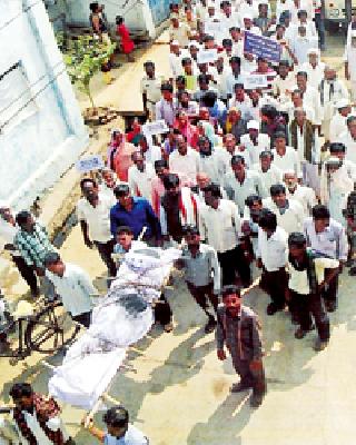 The symbolic funeral of the government for the drinking water | धानाच्या पाण्यासाठी सरकारची प्रतिकात्मक प्रेतयात्रा