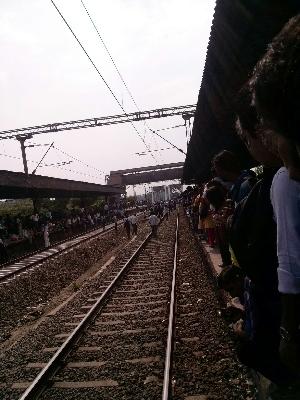 Only one railway employee - the train is detained for 15 minutes daily | फक्त एका रेल्वे कर्मचा-यासाठी ट्रेनचा रोज १५ मिनिटे खोळंबा