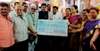 Lakhs help from Ambadevi Institute for Chief Minister's Assistance Fund | मुख्यमंत्री सहाय्यता निधीसाठी अंबादेवी संस्थानकडून ‘लाखां’ची मदत