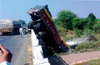 The truck overturned in the river | ट्रक नदीत उलटला