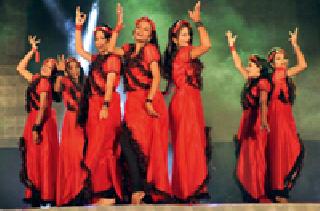 Adopted dance performers | दिलफेक नृत्याने घेतल्या रसिकांच्या टाळ्या