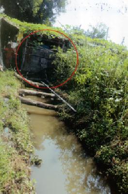The pedestrian wall collapsed | पादचाऱ्याची भिंत कोसळली The pedestrian wall collapsed | पादचाऱ्याची भिंत कोसळली