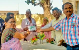 30 thousand help from the farmer to the school | शेतकऱ्याकडून शाळेसाठी ३० हजारांची मदत 30 thousand help from the farmer to the school | शेतकऱ्याकडून शाळेसाठी ३० हजारांची मदत