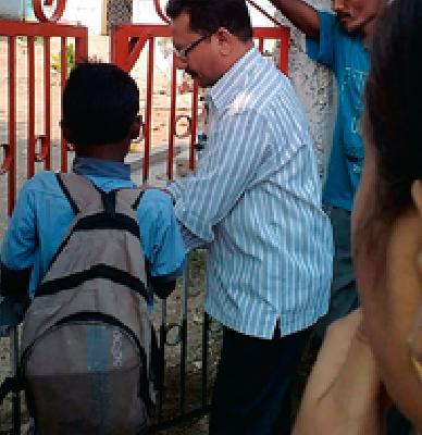 Schools are open overnight due to the teachers' racket | शिक्षकांच्या कलगीतुऱ्यामुळे शाळा रात्रभर उघडी