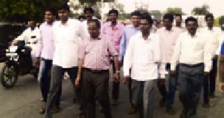 Corrupt electricity engineer removed the farmers! | भ्रष्ट वीज अभियंत्याची शेतकऱ्यांनी काढली वरात! Corrupt electricity engineer removed the farmers! | भ्रष्ट वीज अभियंत्याची शेतकऱ्यांनी काढली वरात!