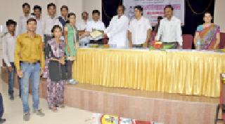 The youth should avoid being addicted | युवकांनी व्यसनापासून दूर राहावे The youth should avoid being addicted | युवकांनी व्यसनापासून दूर राहावे