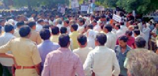 Farmers are hit on the tehsil with a dried crop | वाळलेले पीक घेऊन शेतकऱ्यांची तहसीलवर धडक