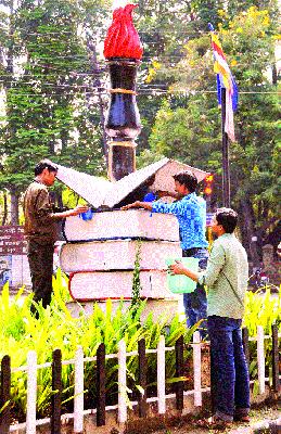 Pieces of the handpicked hands with a pinch | चिमुकल्या हातांनी उजळले प्रतिष्ठान