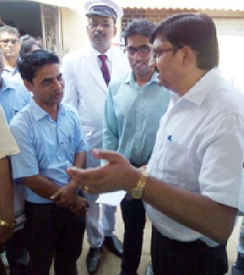 Visit to DRM Wadsa Station | डीआरएमची वडसा स्टेशनला भेट Visit to DRM Wadsa Station | डीआरएमची वडसा स्टेशनला भेट