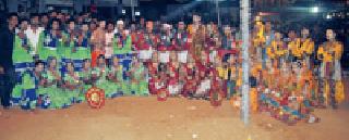 Spontaneous response to Dandiya tournament | दांडिया स्पर्धेला उत्स्फूर्त प्रतिसाद