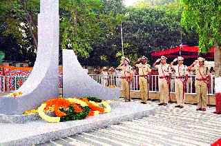 Salute to the martyrs police | शहीद पोलिसांना मानवंदना