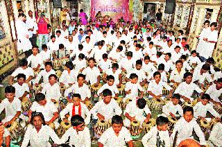 Tablaavadan by the Tablaadanan of the Balaji Temple is charmed by the Shrote | बालाजी मंदिरातील तबलावादनाने श्रोते मंत्रमुग्ध