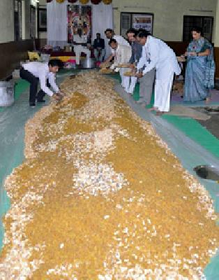 Amba-Ekvira procurement of 3,111 kg of dry fruit | अंबा-एकवीरेला ३,१११ किलो सुकामेव्याचा नैवेद्य