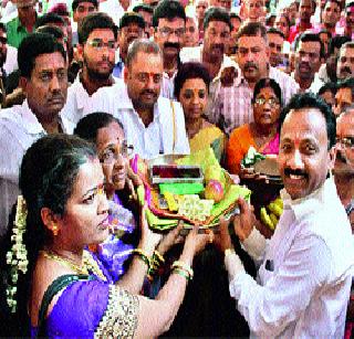 Not as a wife, but as a mother | पत्नी म्हणून नव्हे, आई म्हणून स्वीकारला शालू Not as a wife, but as a mother | पत्नी म्हणून नव्हे, आई म्हणून स्वीकारला शालू