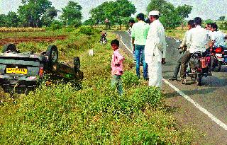 Maru Van accidents on the Municipal-Yeola road | नगरसूल-येवला रस्त्यावर मारु ती व्हॅनला अपघात