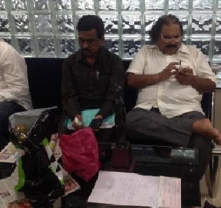 Marathi literary rewards by increasing intolerance | वाढत्या असहिष्णुतेमुळे मराठी साहित्यिकांनी परत केले पुरस्कार Marathi literary rewards by increasing intolerance | वाढत्या असहिष्णुतेमुळे मराठी साहित्यिकांनी परत केले पुरस्कार