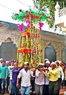 Congratulation for prayers on 'Ashura' | ‘आशुरा’च्या निमित्ताने नमाजपठणासाठी गर्दी