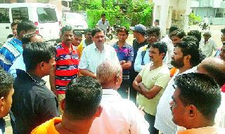 The tanker driver already in the water shortage in the tank | आधीच पाणीटंचाई त्यात उर्मट टॅँकर चालक पोलीस वसाहतीतील