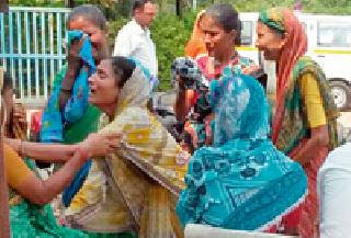 Aamagadat hundke ... arouse .. and resentment | आंबागडात हुंदके... आक्रोश.. अन् आक्रोश