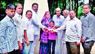 Financial Assistance to the families of dead farmers | मृत शेतकऱ्यांच्या कुटुंबीयांना आर्थिक मदत