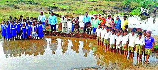 Biman built by the Chimukulya | चिमुकल्यांनी बांधला बंधारा