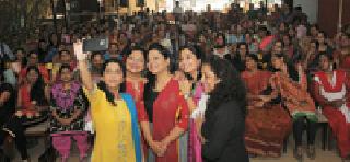 'Selfie' shows its own weaknesses | ‘सेल्फी’ स्वत:च्या उणिवाही दाखवतो