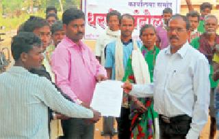 Give shareholder support | वनहक्कधारकांना सातबारा द्या Give shareholder support | वनहक्कधारकांना सातबारा द्या