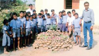 The construction of the fort was built by the students of the workshop | कार्यानुभव विषयांतर्गत विद्यार्थ्यांनी निर्मिला दगडी किल्ला The construction of the fort was built by the students of the workshop | कार्यानुभव विषयांतर्गत विद्यार्थ्यांनी निर्मिला दगडी किल्ला