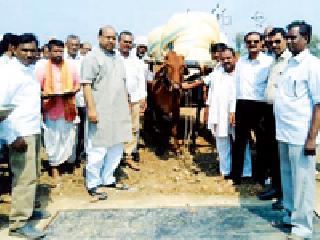 Launch of cotton procurement at Wardha market committee | वर्धा बाजार समितीत कापूस खरेदीचा शुभारंभ Launch of cotton procurement at Wardha market committee | वर्धा बाजार समितीत कापूस खरेदीचा शुभारंभ