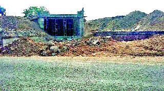 The work on the subway in Umraane was over | उमराणे येथील भुयारी मार्गाचे काम रखडले