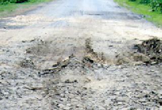 Karakkhade-Khadi road dangerous | करचखेडा-खडकी रस्ता धोकादायक