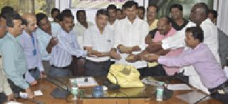 Give compensation to farmers before Diwali | शेतकऱ्यांना दिवाळीपूर्वी नुकसान भरपाई द्या Give compensation to farmers before Diwali | शेतकऱ्यांना दिवाळीपूर्वी नुकसान भरपाई द्या