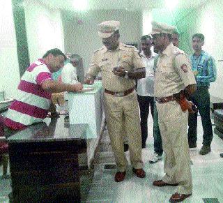 Official communication | पायी पेट्रोलिंग करीत अधिकाऱ्यांचा संवाद