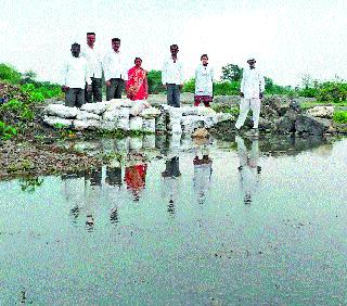 Shramdan of the villagers to build forest bunds | वनराई बंधारा बांधण्यासाठी ग्रामस्थांचे श्रमदान