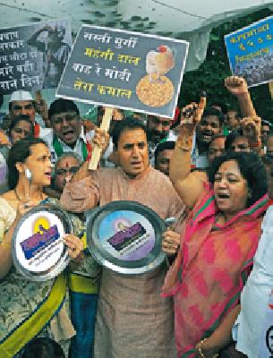 Thalinad against inflation | महागाई विरोधात थाळीनाद